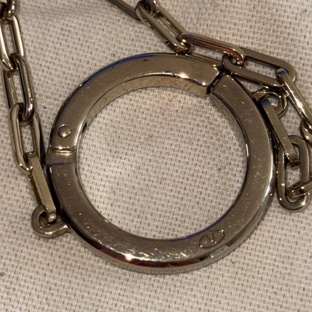 Vintage Garavani Valentino preloved leather key ring great condition. 6x4.5x.25” - Picture 5 of 12